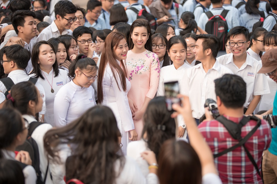 Chiều ngày 12/3, Hoa hậu Đỗ Mỹ Linh đã xuất hiện trong buổi truyền cảm hứng về tình yêu áo dài đến các bạn trẻ tại trường THPT chuyên Lê Hồng Phong, TP.HCM.