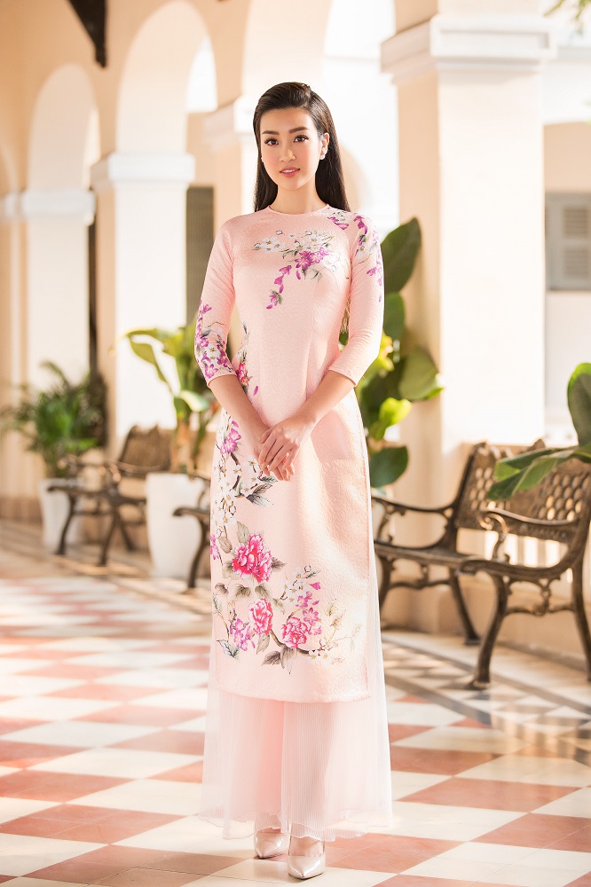 Là đại diện cho thế hệ trẻ đồng thời là hình tượng của phụ nữ Việt Nam, Mỹ Linh đã giúp bạn học sinh hiểu rõ hơn về nét đẹp truyền thống và ý nghĩa của tà áo dài.