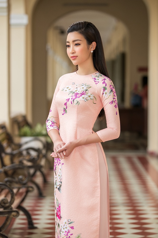 Đến với buổi truyền cảm hứng Hoa hậu Đỗ Mỹ Linh chọn tà áo dài trang nhã có tông màu hồng nude có điểm xuyết hoa văn đến từ NTK Ngô Nhật Huy.