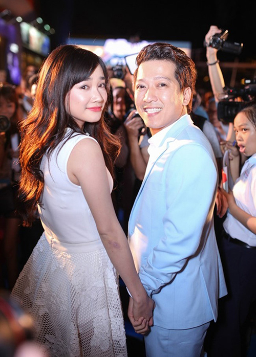 Nhã Phương và Trường Giang lần đầu công khai xuất hiện tình cảm cùng nhau trước công chúng và truyền thông trong buổi ra mắt phim 