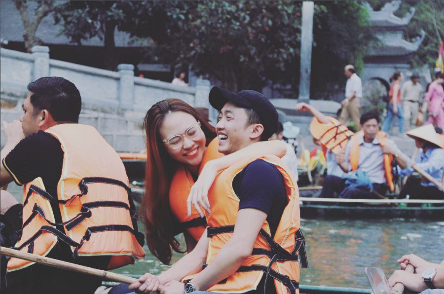 Trên trang Instagram cá nhân, Đàm Thu Trang bất ngờ đăng tải khoảnh khắc vô cùng ngọt ngào bên Cường Đô la. Nếu như người đẹp Lạng Sơn âu yếm choàng tay và trao ánh nhìn đầy trìu mến thì chàng đại gia phố núi cũng không giấu nổi sự hạnh phúc với nụ cười rạng rỡ. Rất nhiều người dành lời ngưỡng mộ trước tình cảm của cặp đôi.