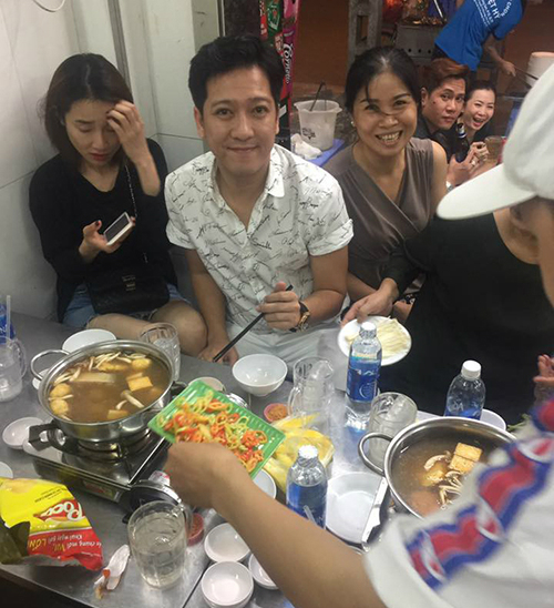 Giữa lúc sóng gió, Trường Giang và Nhã Phương vẫn đi ăn cùng bạn bè và cả mẹ của nữ diễn viên.