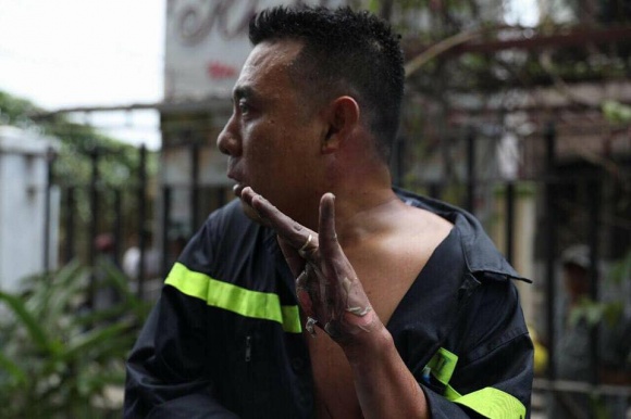 Hình ảnh người lính cứu hỏa bị bỏng khi tham gia chữa cháy tại chung cư Sài Gòn khiến Hồ Ngọc Hà và nhiều người xúc động.