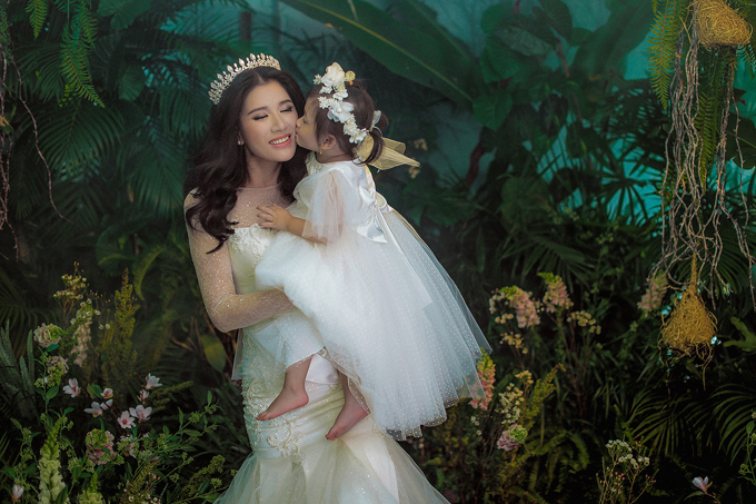 Trong khi Trang Trần làm cô dâu gợi cảm, bé Kiến Lửa lại như một thiên thần nhỏ với bộ váy công chúa đáng yêu.