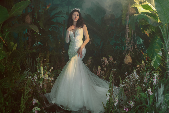 Mặc dù đã rời xa sàn catwalk từ nhiều năm nay nhưng Trang Trần vẫn nhận lời NTK Chung Thanh Phong làm mẫu cho bộ sưu tập váy cưới 'She's a Goddess'.