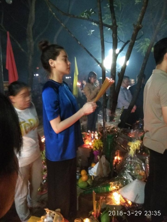 Hồ Ngọc Hà ăn mặc giản dị, viếng thăm mộ chị Võ Thị Sáu ở Côn Đảo