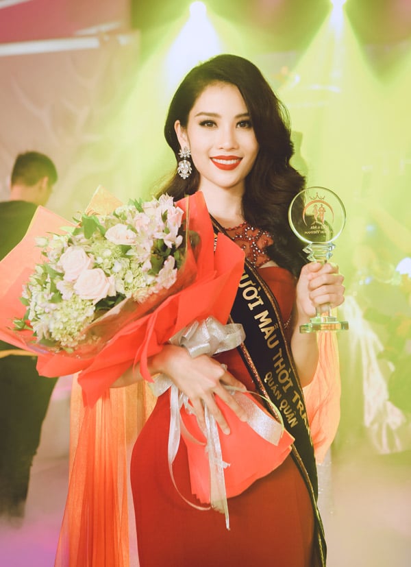 Đêm chung kết cuộc thi Người mẫu Thời trang Việt Nam 2018 đã diễn ra vào tối 31/3 tại thành phố biển Vũng Tàu với chiến thắng thuộc về Nam Anh - chị gái song sinh của Nam Em. Trải qua phần thi ứng xử, Nam Anh cho thấy mình là một thí sinh đáng gờm khi có sự thể hiện nổi trội.
