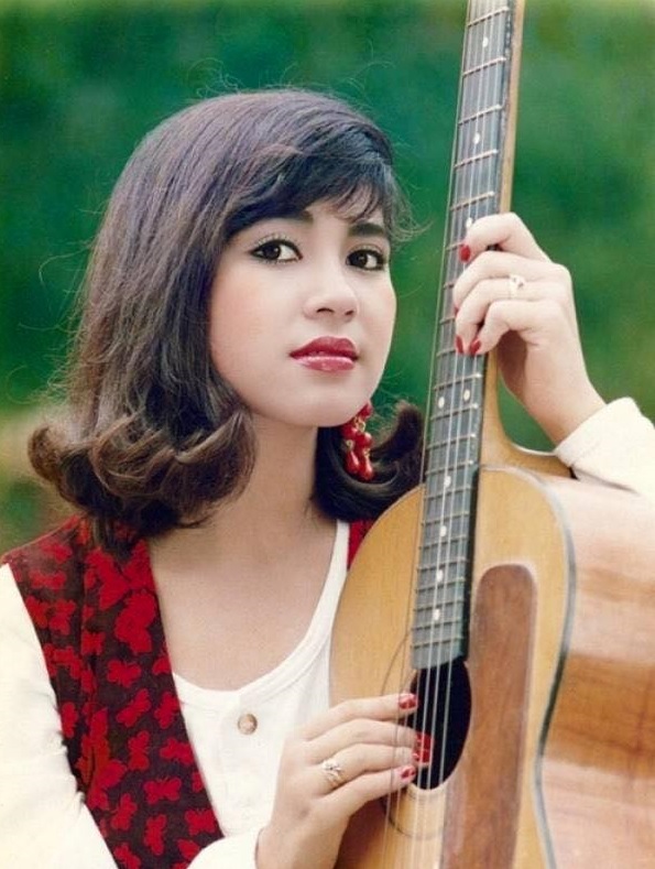  Trên trang cá nhân mới đây, Việt Trinh bất ngờ đăng tải hình ảnh thời trẻ của cô với nhan sắc vô cùng xinh đẹp, 