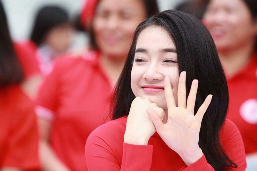 Nhã Phương lộ bọng mắt to và vết chân chim quanh vùng mắt.