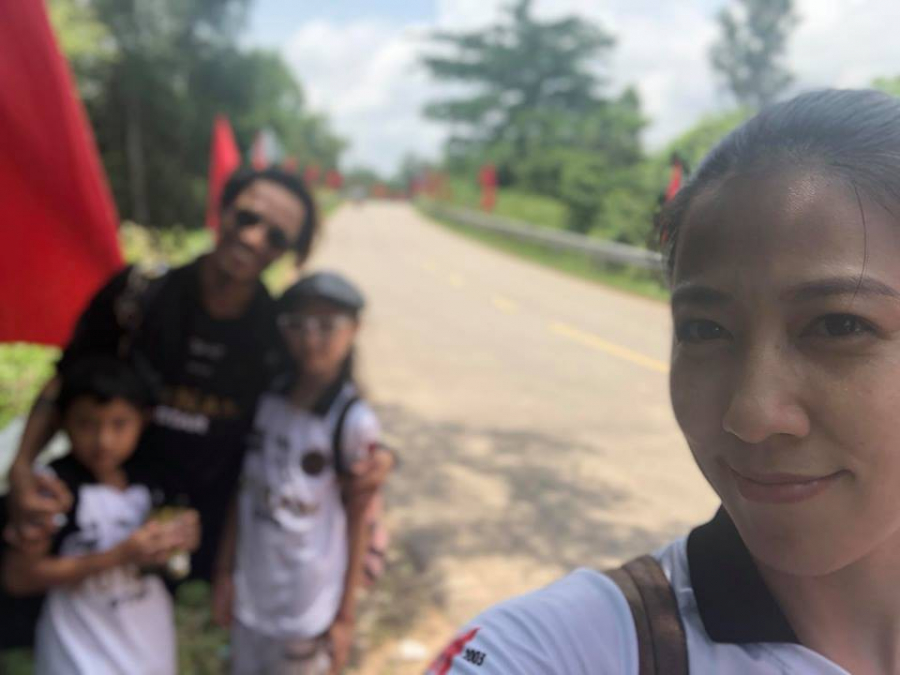 Vợ chồng Phạm Anh Khoa vui vẻ đưa các con đi chơi sau scandal bị tố gạ tình