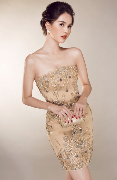 Ngọc Trinh gợi cảm với váy cúp ngực theo phong cách cổ điển.