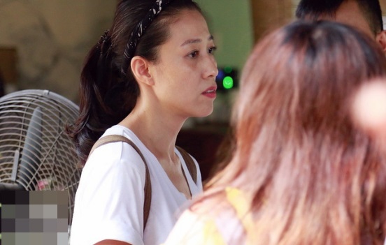 Trong những ngày qua, khi Phạm Anh Khoa bị dư luận phản ứng, chỉ trích, đồng nghiệp phẫn nộ vì scandal gạ tình, chị Thuỳ Trang - vợ nam rocker vẫn là người gánh chịu tổn thương nặng nè nhất.