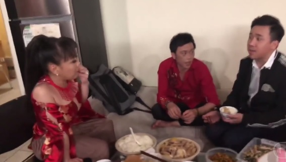 Mới đây, cộng đồng mạng bất ngờ truyền nhau đoạn clip ghi lại khoảnh khắc Việt Hương mắng Trấn Thành xối xả vì ăn uống 