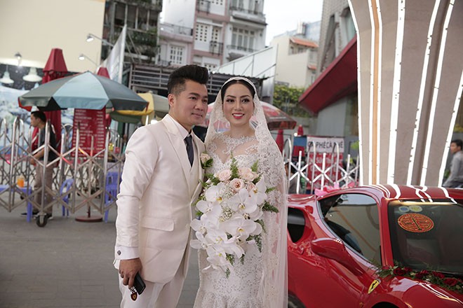 Chiều 17/5, Lâm Vũ tổ chức hôn lễ hoành tráng với vợ Việt kiều tên Huỳnh Tiên cùng sự chúc phúc của đông đảo người thân, bạn bè.