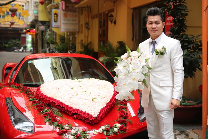 Sau đó, Lâm Vũ cùng cô dâu Huỳnh Tiên - Hoa hậu phụ nữ người Việt thế giới 2015 - cùng nhau di chuyển tới nhà hàng tiệc cưới. Cùng đi với Lâm Vũ còn có dàn 
