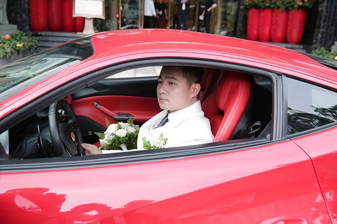 Lâm Vũ từ nhà riêng ở quận 1 TP HCM đã lái siêu xe Ferrari 488 GTB giá 15 tỷ đồng để đi đón dâu.