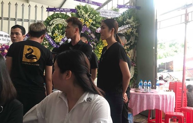 Tăng Thanh Hà khóc nghẹn trong lễ viếng stylist nổi tiếng Trần Tiến Đạt (Mì Gói)  