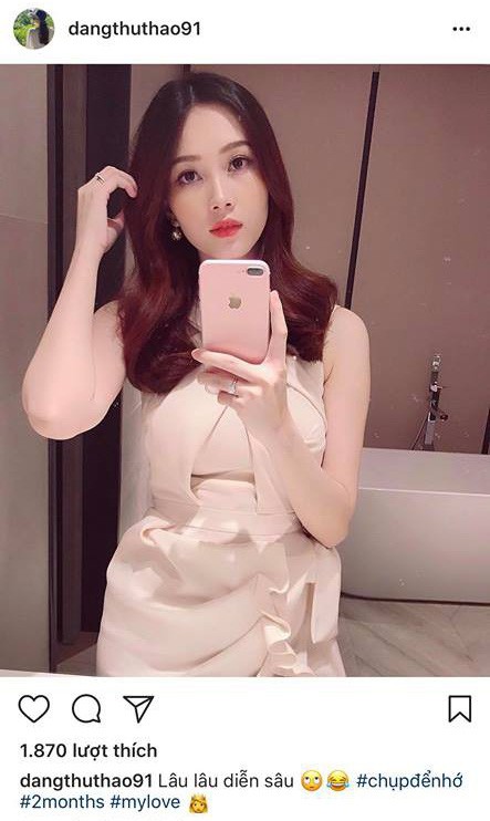 Trên trang cá nhân của mình, Đặng Thu Thảo bất ngờ đăng tải thêm hình ảnh selfile tạo dáng sau 2 tháng ở cữ sinh em bé. Có thể thấy, Hoa hậu đã lấy lại vóc dáng thon gọn khá nhanh chóng.