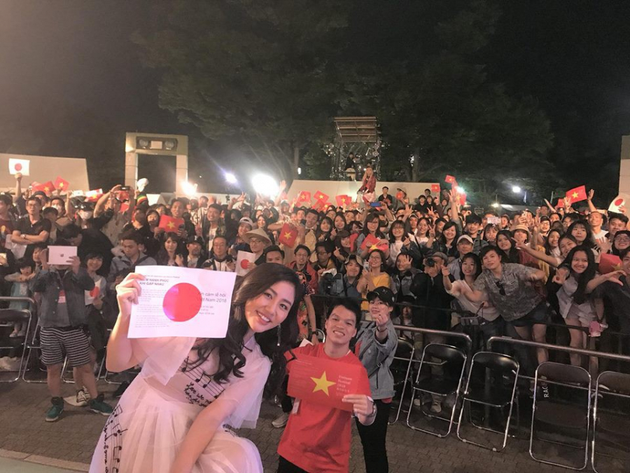Tối 20/5, Văn Mai Hương đã góp mặt trong một đêm nhạc thuộc Vietnam Festival 2018 tại công viên Yoyogi thuộc khu Shibuya Tokyo (Nhật). Tại chương trình này, Văn Mai Hương đã gặp sự cố khá hy hữu khi một fan nam đột ngột chạy lên sân khấu và cưỡng hôn cô.
