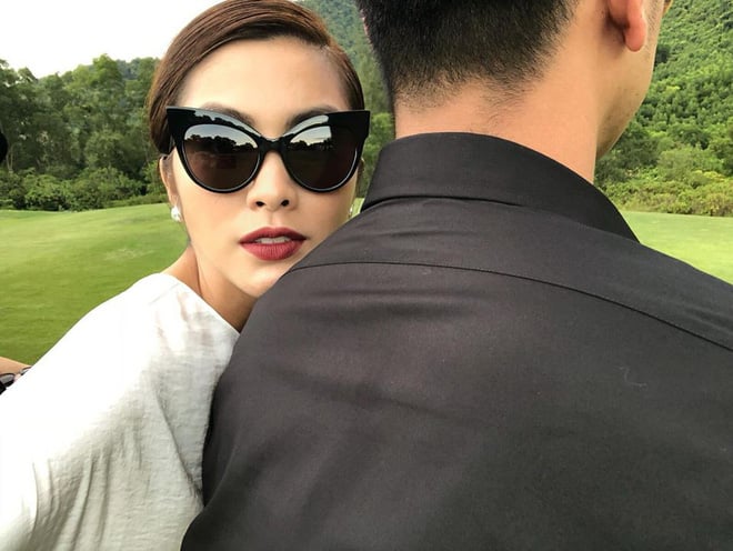 Trên trang cá nhân mới đây của mình, Tăng Thanh Hà bất ngờ đăng tải hình ảnh cô đeo kính đen khoe nhan sắc quý phái, tựa đầu vào vai người đàn ông giấu mặt kèm dòng trạng thái gây sốt, 
