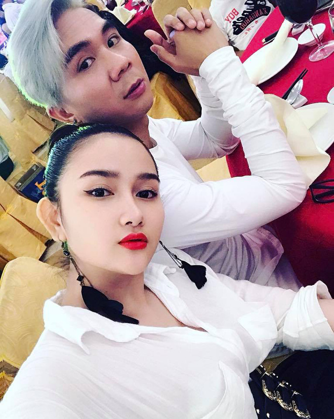 Sau khi chia tay Lương Bích Hữu, Khánh Đơn đã có bạn gái mới. Trên trang cá nhân, nam ca sĩ thường xuyên đăng tải khoảnh khắc ngọt ngào bên cô gái nóng bỏng này.