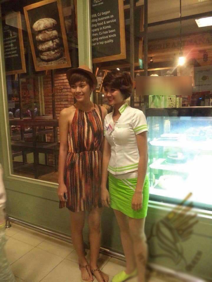 Hoa hậu H'Hen Niê từng làm nữ nhân viên tiếp thị, chụp hình cùng Mâu Thủy.
