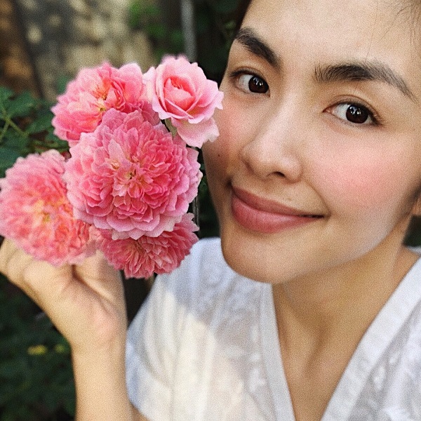 Tăng Thanh Hà khoe gương mặt mộc xinh đẹp bên hoa hồng rực rỡ.