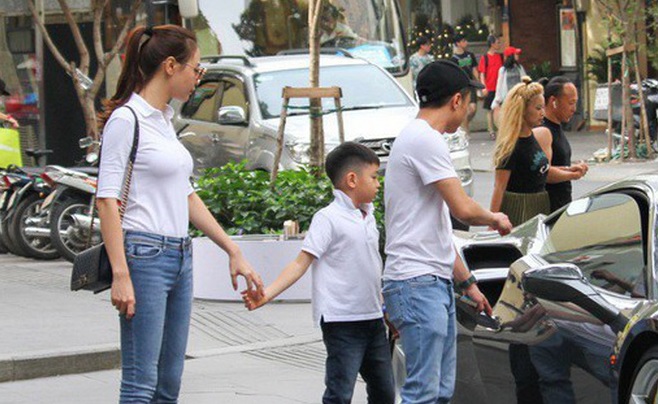Cường Đô la và bạn gái Đàm Thu Trang đưa bé Subeo đi chơi.
