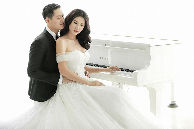Trong ảnh cưới lãng mạn, Trang Trần làm cô dâu gợi cảm, e ấp bên người bạn đời. Cả hai dành cho nhau rất nhiều cử chỉ âu yếm, ngọt ngào.