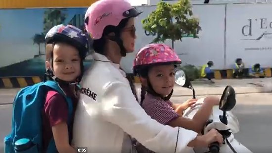 Ca sĩ Hồng Nhung chở các con đi học bằng xe máy