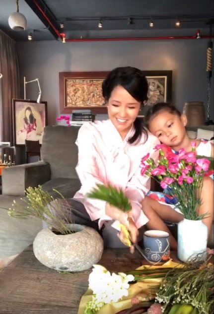 Ca sĩ Hồng Nhung livestream chia sẻ về vụ ly hôn với chồng Tây