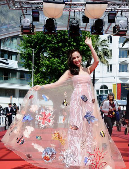 Angela Phương Trinh đội vương miện vàng dự tiệc|Giải trí|Bản tin Sài Gòn  News|Tin Tức Sài Gòn