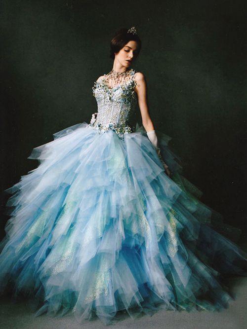 Ngẩn ngơ những bộ váy dạ hội đẹp như công chúa Disney của Alberta Ferretti