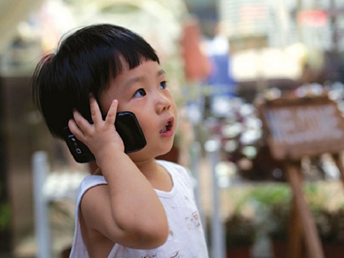 Cha mẹ nên tạo thói quen trẻ nhắn tin hoặc gọi điện cho gia đình khi đến nơi an toàn. Ảnh: Internet