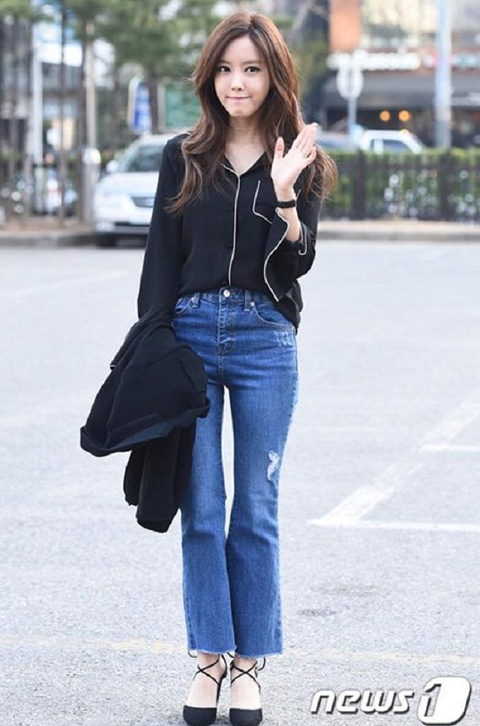 Hyo Min (T-ara) chọn phong cách cổ điển với áo sơ mi và quần ống loe. Ảnh: Internet