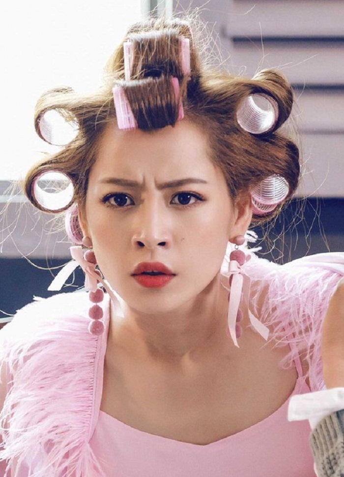 Trong MV “Em sai rồi anh xin lỗi em đi”, Chi Pu cũng xuất hiện trong mái tóc lô cuốn đầy đầu khiến fans thích thú. Ảnh: Internet