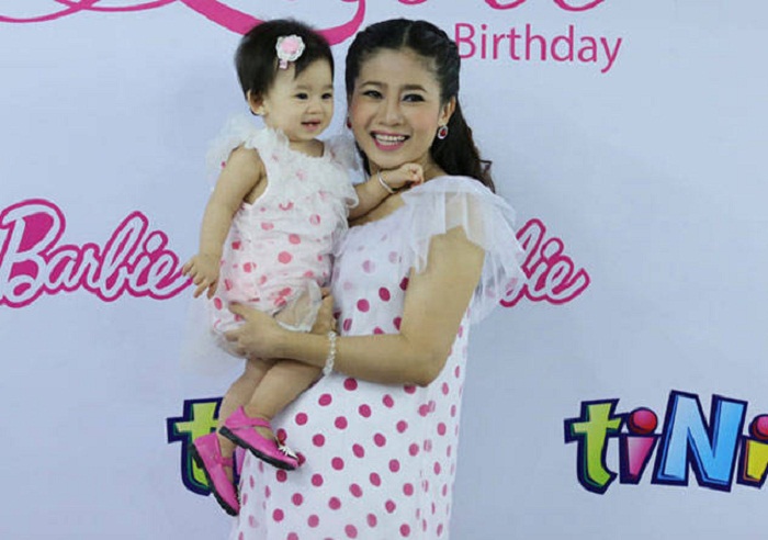 Nữ diễn viên Mai Phương và con gái Lavie trong tiệc mừng sinh nhật bé. 