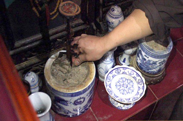 do-kieng-ki-dat-len-ban-tho-3