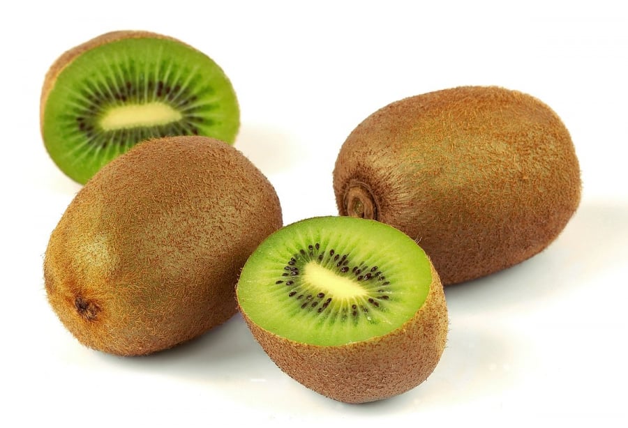 1200px-Kiwi_(Actinidia_chinensis)_1_Luc_Viatour_edit