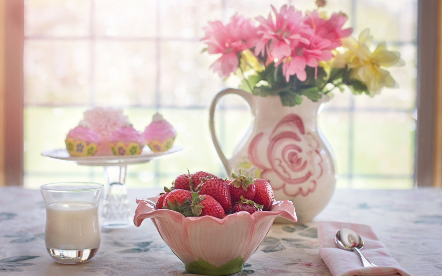 breakfast-summer-dessert-decoration-strawberries-fruit-cream-cake-flowers-photography-2K-wallpaper