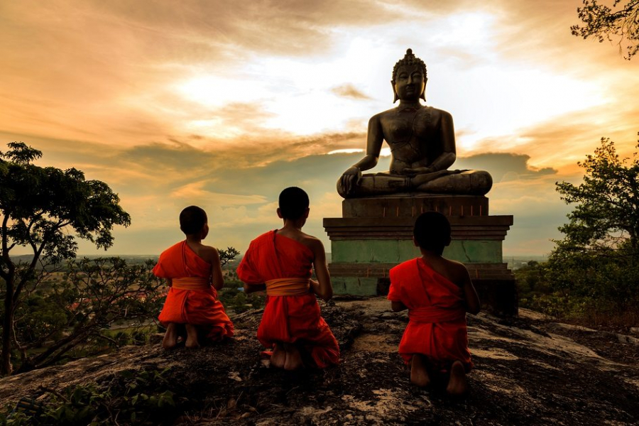 monges-meditando-estatua-buda