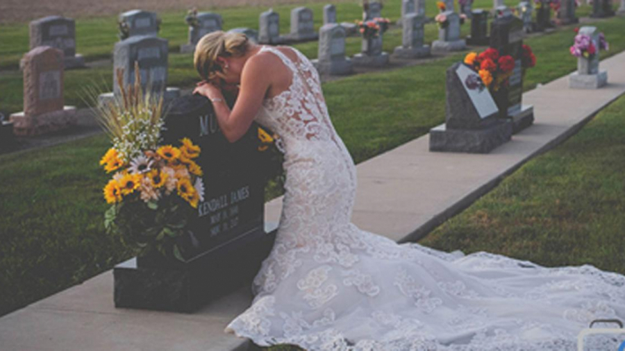 Jessica Padgett quỳ xuống trước tấm bia mộ của vị hôn phu Kendall James Murphy hôm 29/9 - ngày mà lẽ ra họ tổ chức đám cưới.  