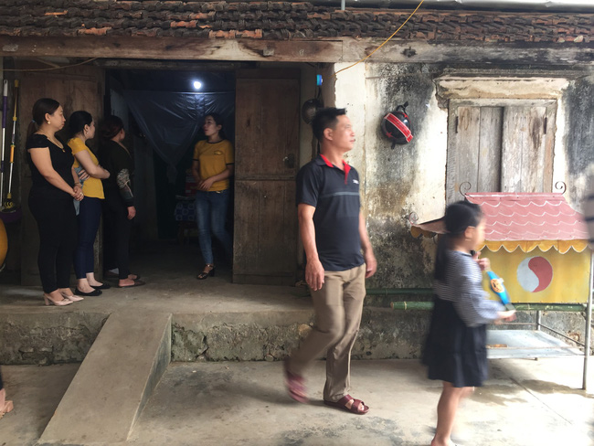 Không nhà cửa, chị Tuyên được bố mẹ ruột đưa về ma chay, thờ phụng trong căn nhà nhỏ.    