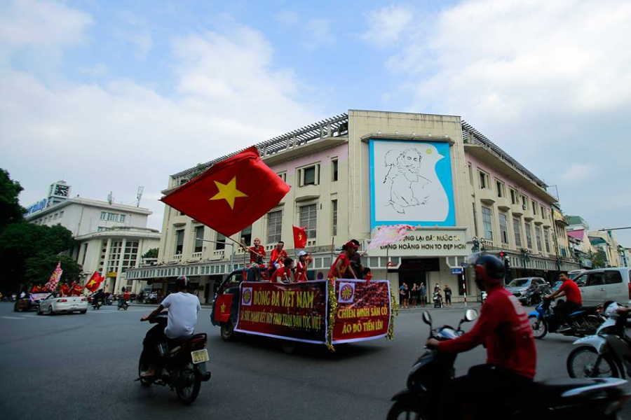 CĐV đội tuyển Việt Nam diễu hành cổ vũ cho đội tuyển tại bờ Hồ Hoàn Kiếm    