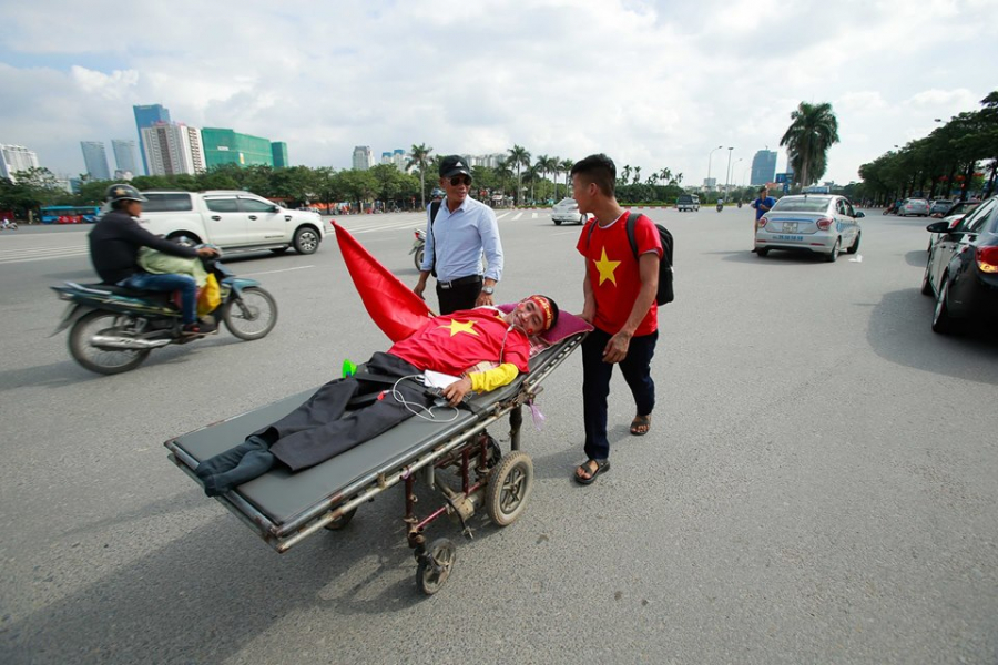 Anh Nguyễn Bá Kỳ (quê Nghệ An) dù nằm xe đẩy vẫn quyết tâm tới sân tận mắt xem đội tuyển Việt Nam thi đấu    