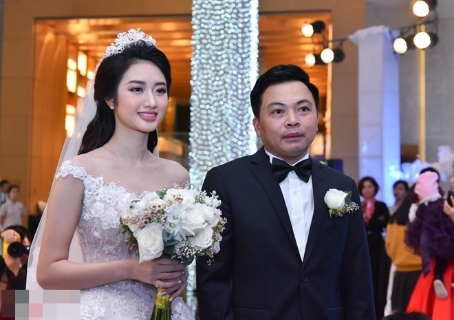 Ông xã doanh nhân Doãn Văn Phương của người đẹp sinh năm 1977 lớn hơn cô 19 tuổi và là đại gia có tiếng trong giới kinh doanh bất động sản.  