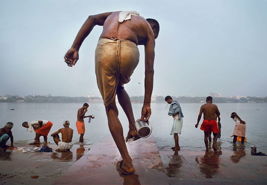  Nhiếp ảnh gia Nick chụp người đàn ông rửa chân trước khi tắm ở sông Hooghly ở Kolkata, Ấn Độ, (Giải nhì Đa sắc)
