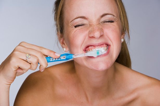 Woman_brushing_her_teeth_1