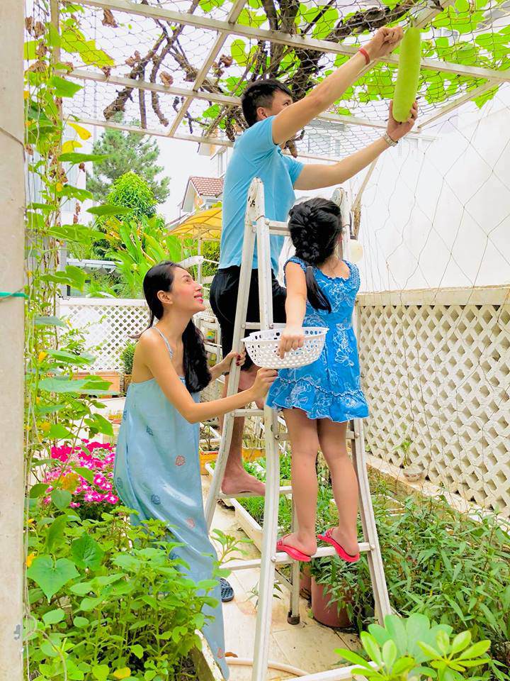 Gia đình vô cùng hạnh phúc trong căn vườn nhỏ xinh của Thủy Tiên