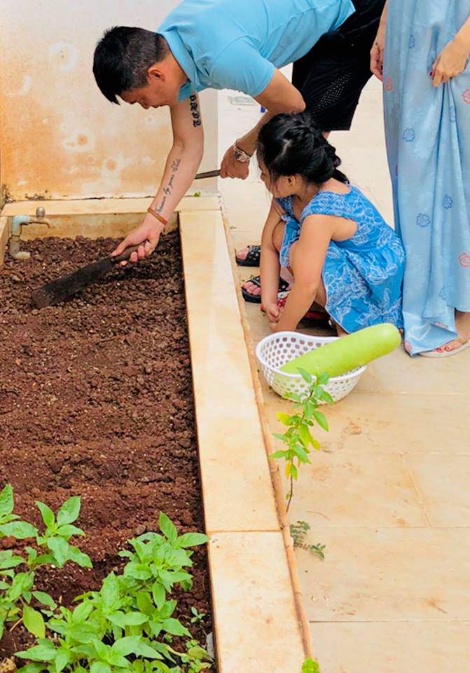 Công Vinh giản dị trồng rau phụ vợ bên cô con gái Bánh Gạo